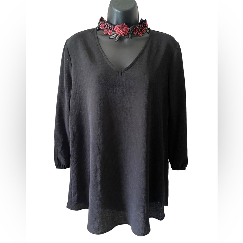 NWT Signature Studio black top V-neck cutout & embroidered collar 3/4 sleeve M - Picture 1 of 9
